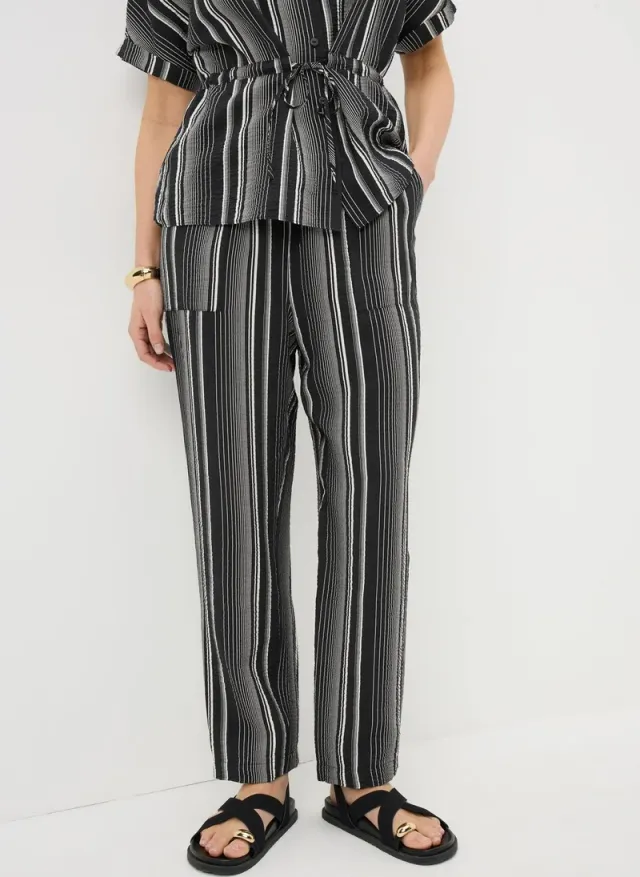 اشتري ماتلان Black/White Black Stripe Airflow Tapered Co Ord Trousers للنساء في الإمارات – صورة 2