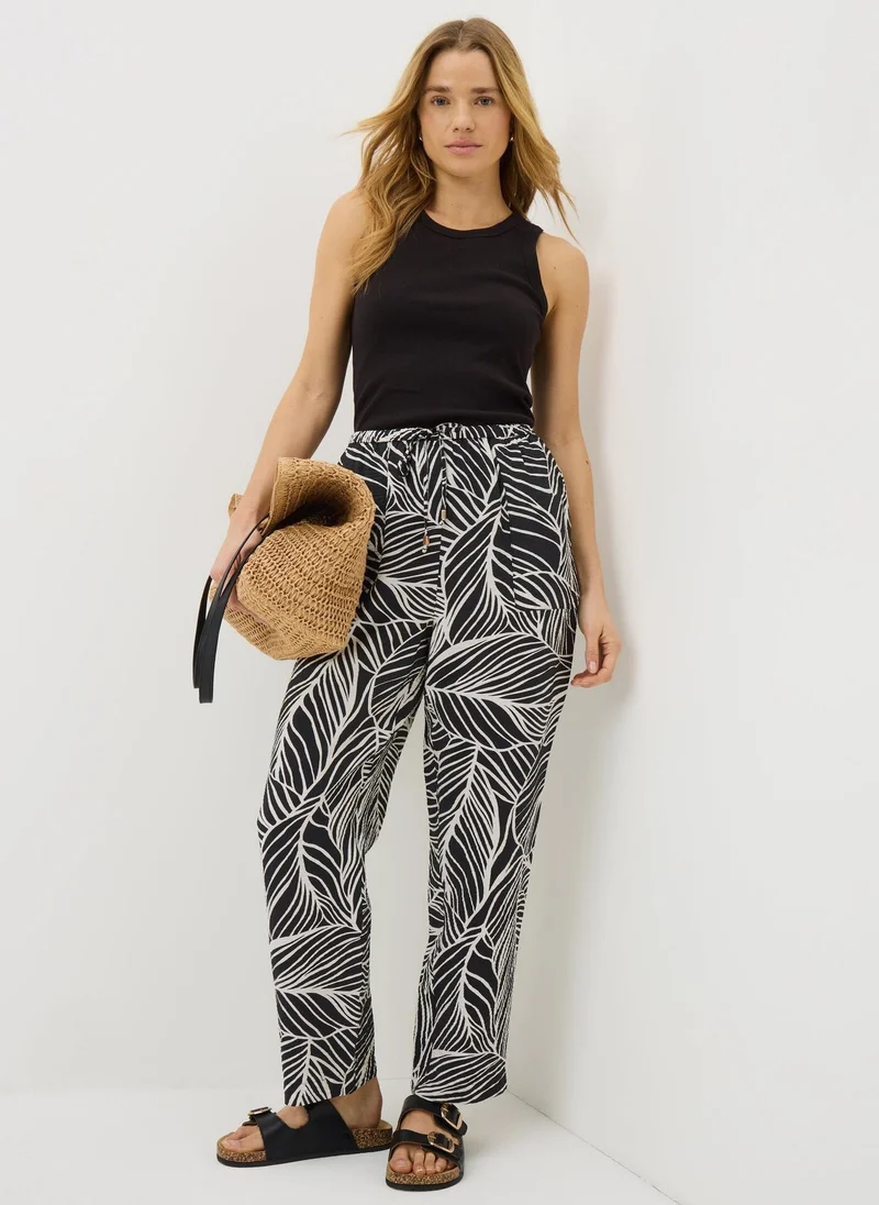 اشتري ماتلان Black/White Black Leaf Print Airflow Tapered Co Ord Trousers للنساء في الإمارات