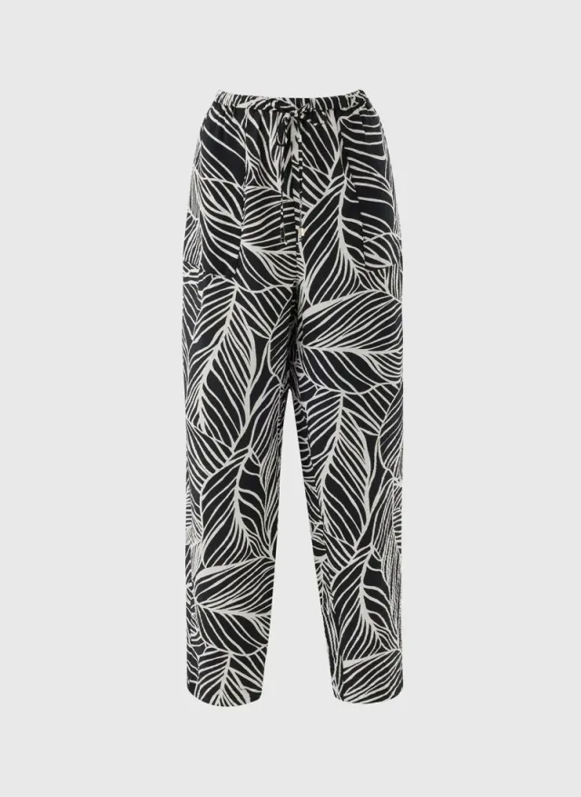 اشتري ماتلان Black/White Black Leaf Print Airflow Tapered Co Ord Trousers للنساء في الإمارات – صورة 4