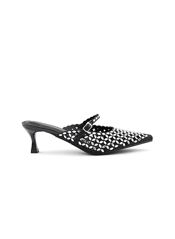 Classic Mary Jane heel Shoes with a stylish two-tone finish.