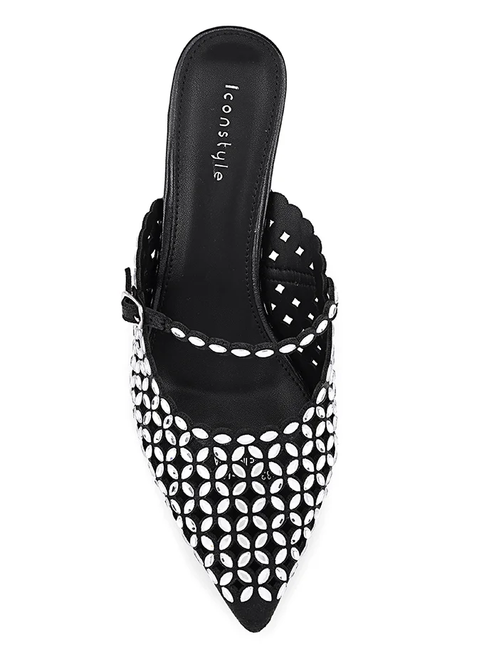 Classic Mary Jane heel Shoes with a stylish two-tone finish.