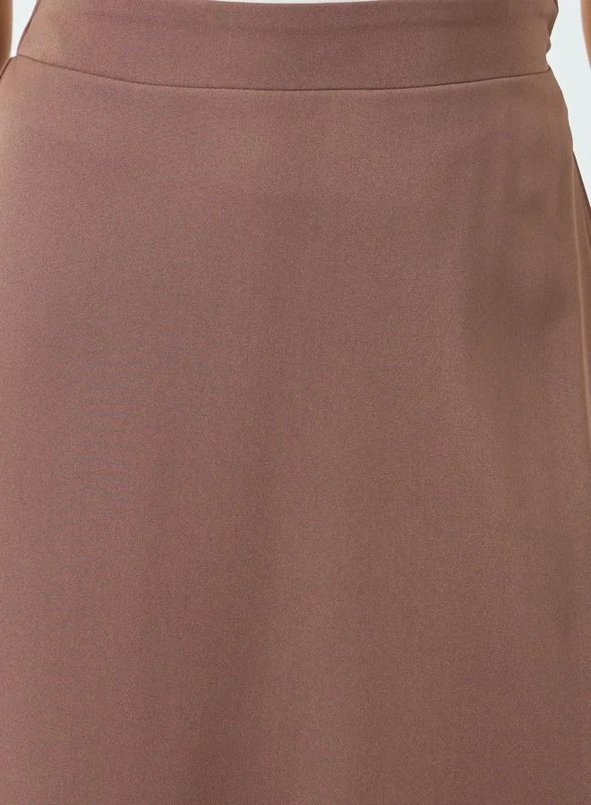 تنورة طويلة سادة بحافة واسعة