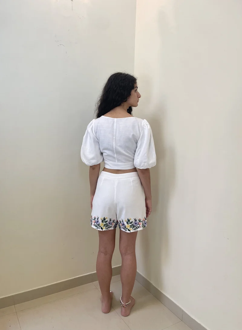 بلوزة كتان قصيرة بطبعة زهور