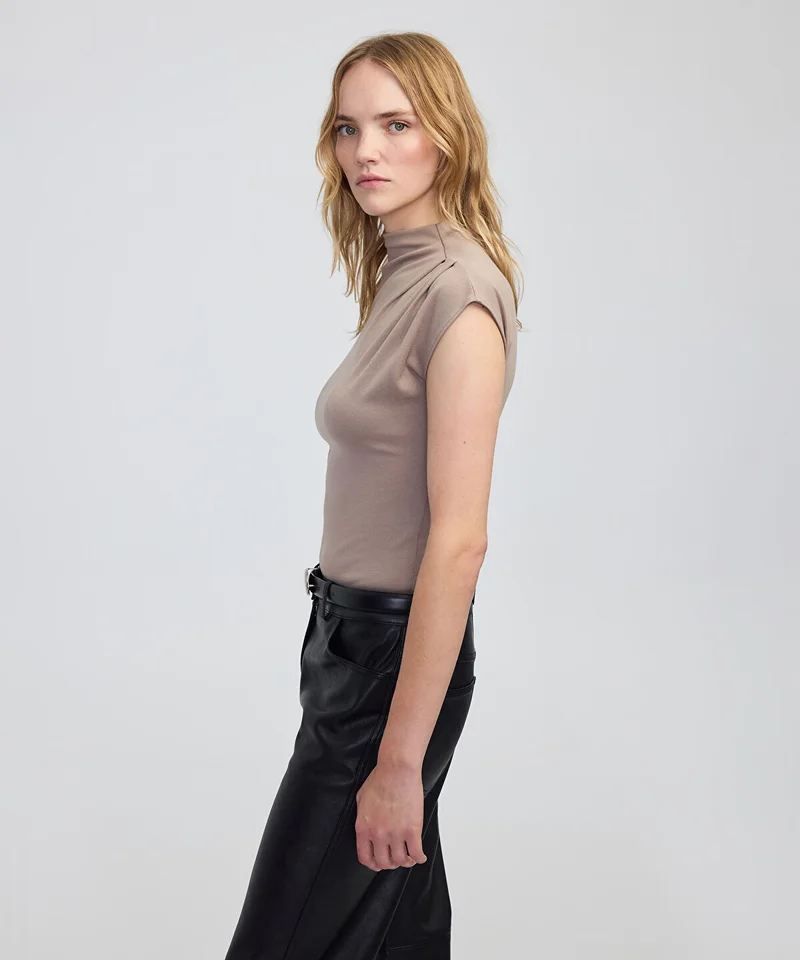 Bodysuit بياقة عالية