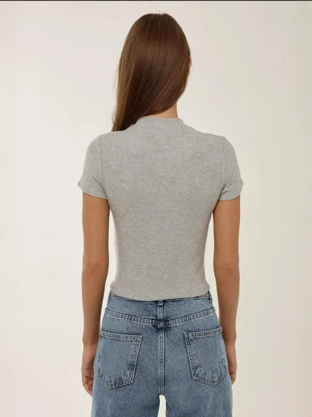 بلوزة قصيرة محبوكة بقصة ضيقة – صورة 5