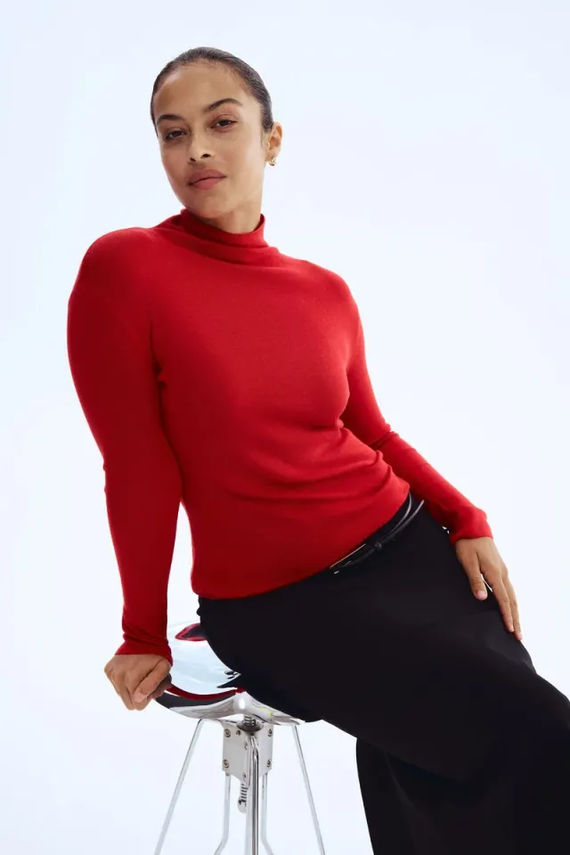Fine-knit turtleneck top – image 2