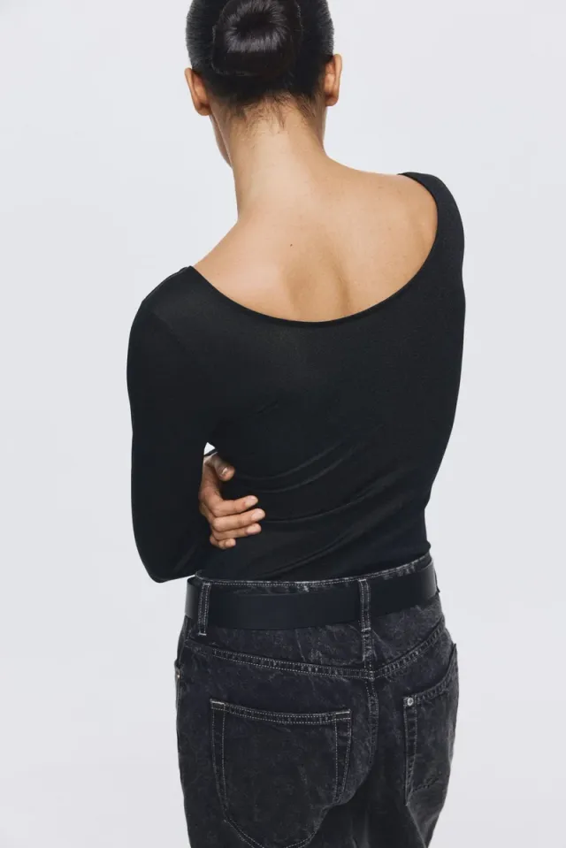Black Long-Sleeve V-Neck Top with Glittery Twist Detail – image 4