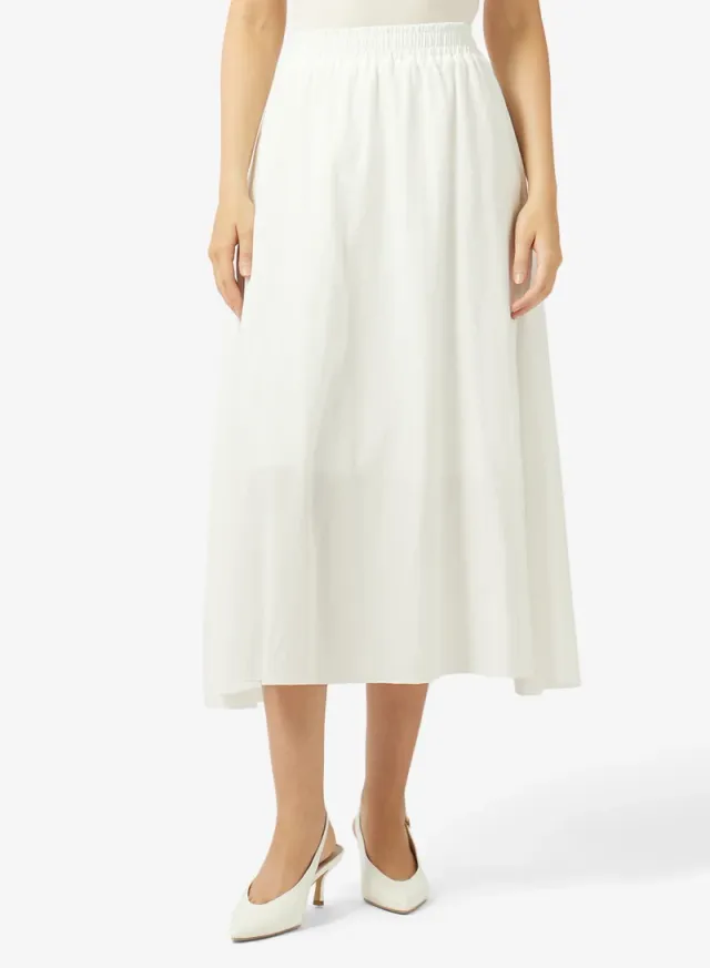 تنورة مطوية على شكل حرف