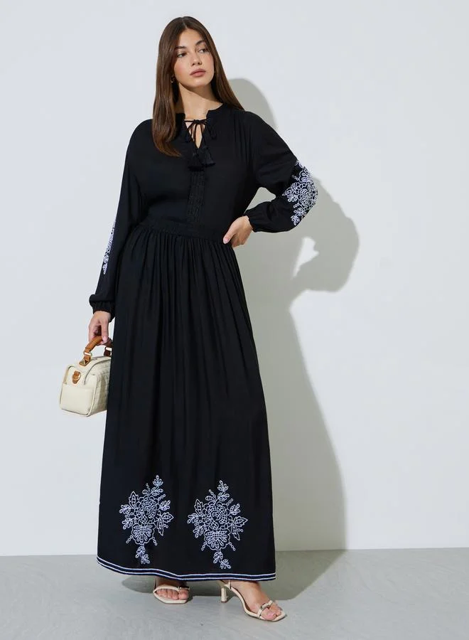 Embroidered Hem A-Line Maxi Skirt Off White
