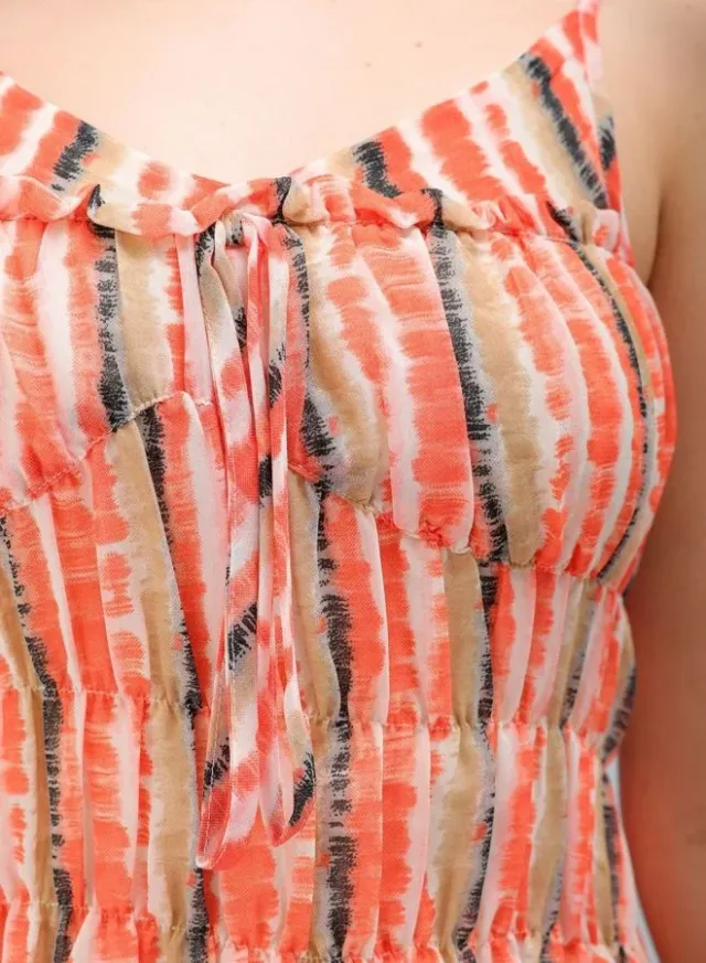 فستان قصير بقصة Fit & Flare مكشكش مخطط ومصبوغ بطريقة Tie-Dye بلون مرجاني – صورة 2