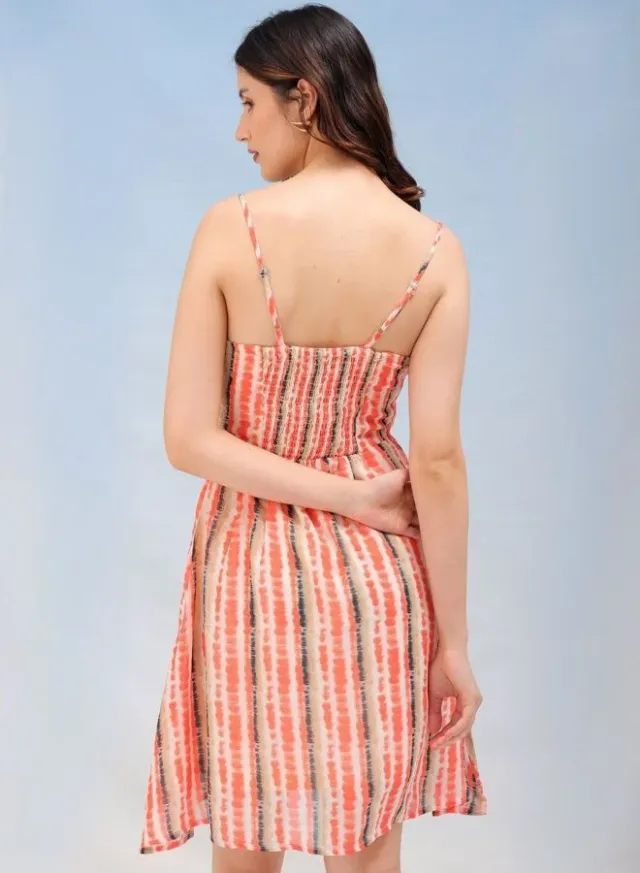 فستان قصير بقصة Fit & Flare مكشكش مخطط ومصبوغ بطريقة Tie-Dye بلون مرجاني – صورة 4