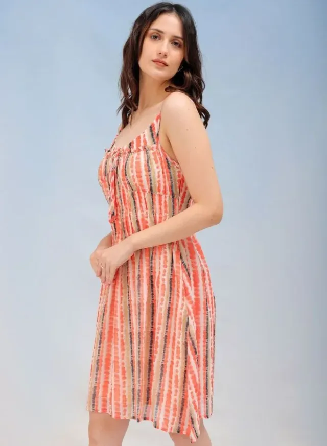 فستان قصير بقصة Fit & Flare مكشكش مخطط ومصبوغ بطريقة Tie-Dye بلون مرجاني – صورة 5