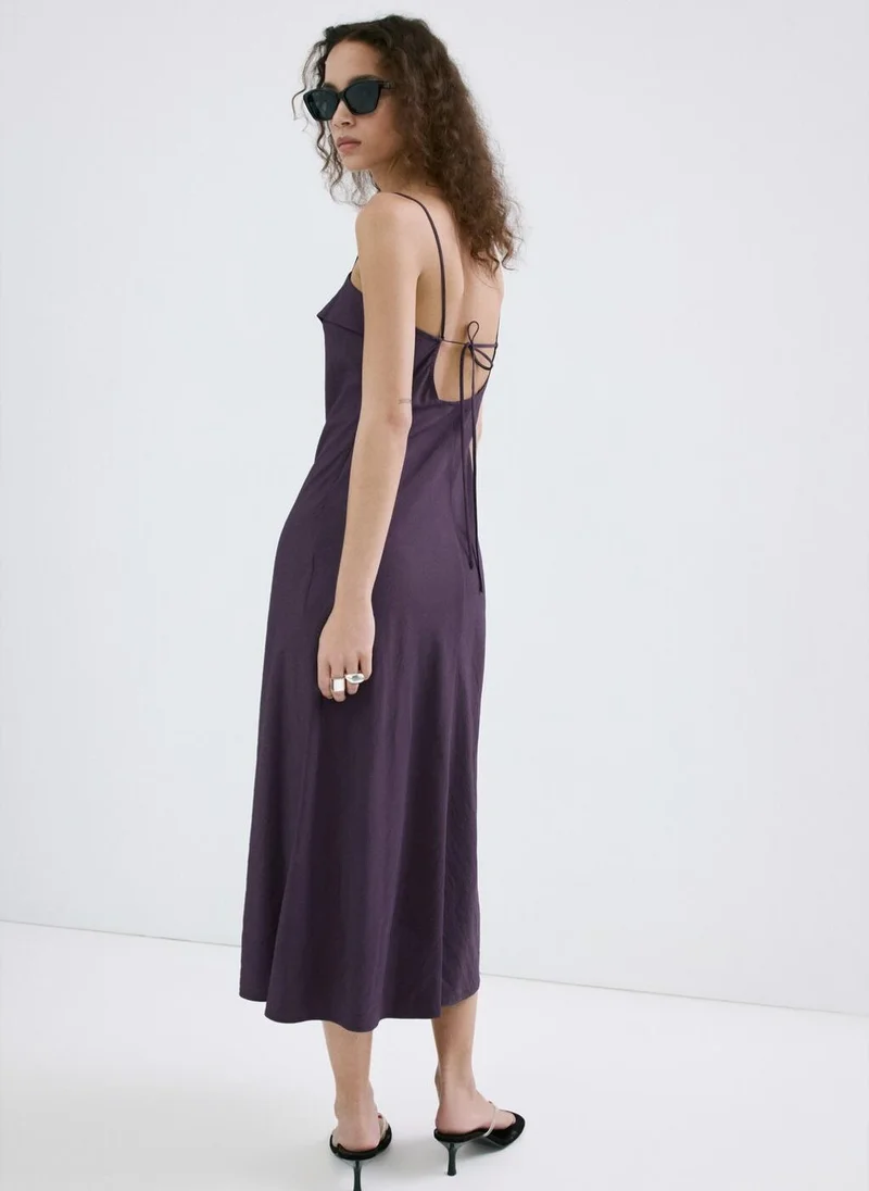 فستان ميدي بفتحة رقبة متقاطعة