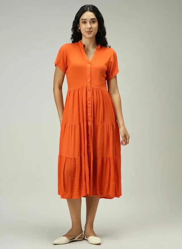 فستان ميدي بكسرات مع أزرار – صورة 4