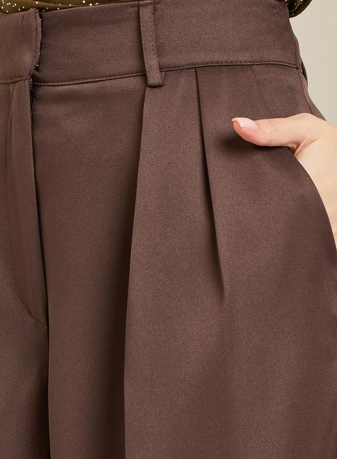 بنطال بكسرات مطوية وأرجل واسعة
