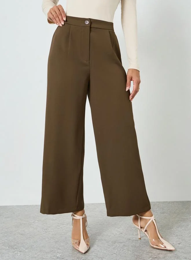 بنطال بأرجل واسعة وخصر مرتفع