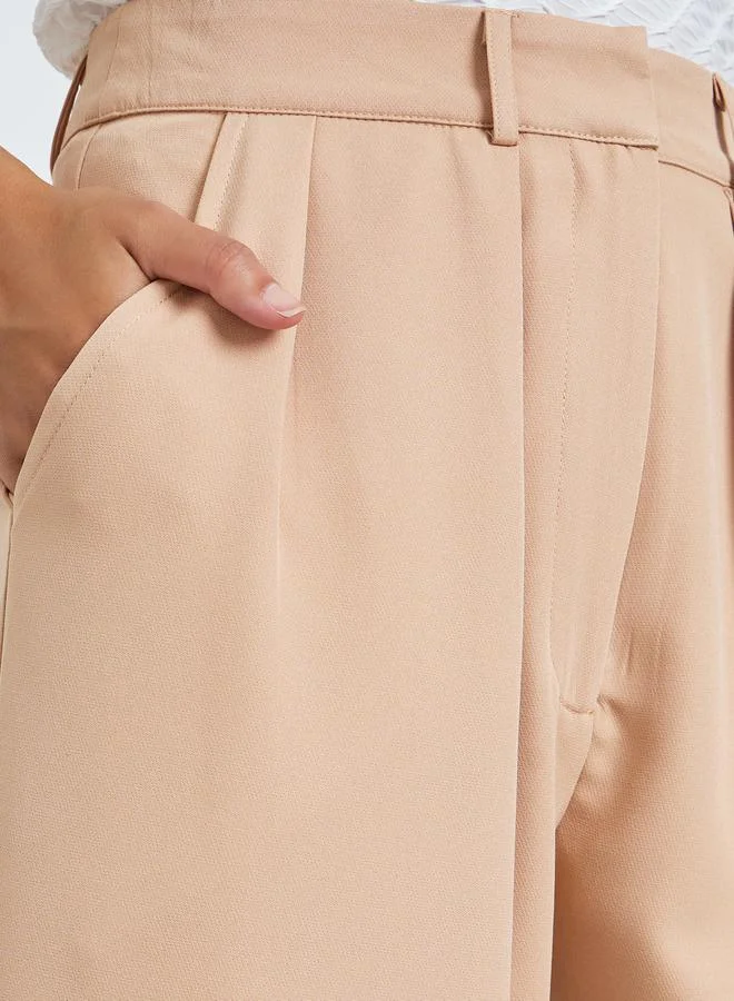 بنطال بكسرات وقصة مريحة