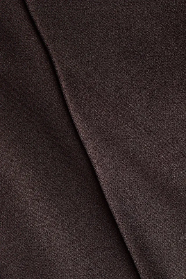 Crease-leg Capri Leggings – image 4