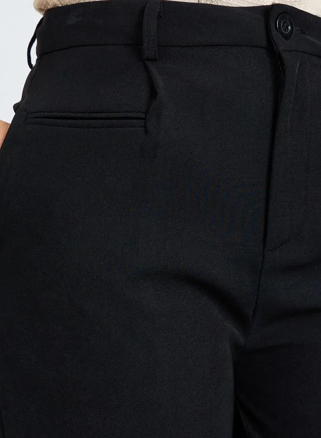 بنطال سادة بأرجل واسعة