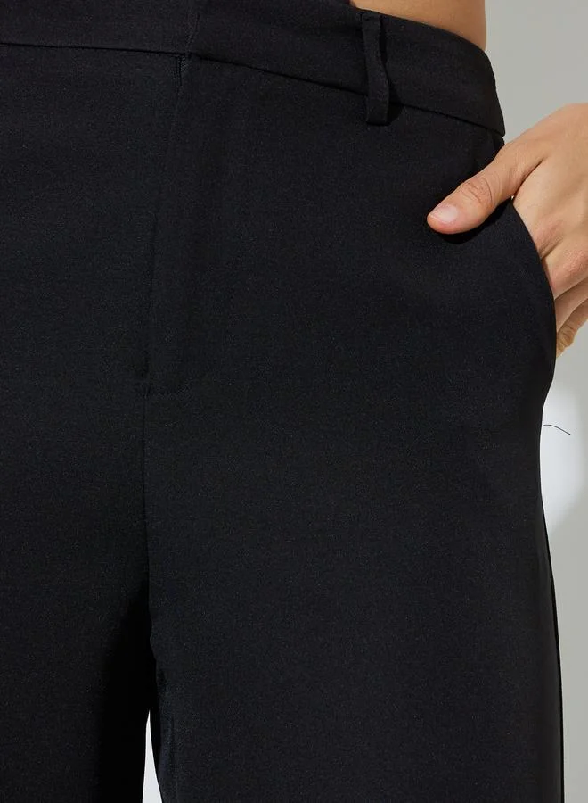 بنطال سادة بأرجل واسعة