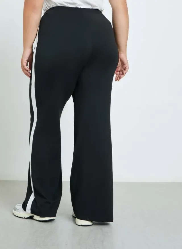 Plus Size High-Rise Flared Leggings with Side Stripes - Black – image 4