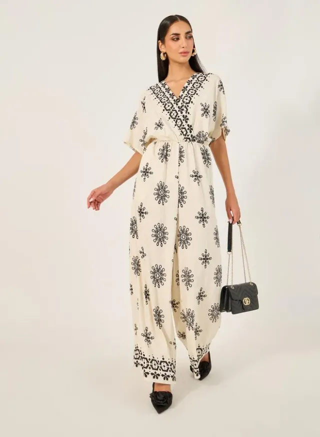 جمبسوت قصير بأكمام قصيرة وياقة على شكل حرف  مطبوع – صورة 2
