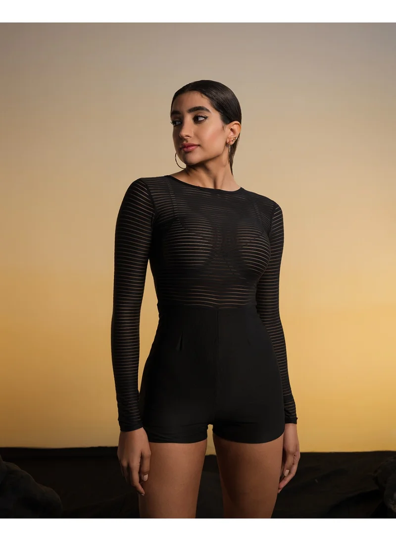 بدلة نسائية عصرية بتصميم أنيق ومريح وقماش ناعم يسمح بالتهوية للارتداء اليومي والعطلات والإطلالات الكاجوال
