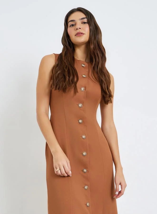 فستان طويل بلا أكمام وتفاصيل أزرار