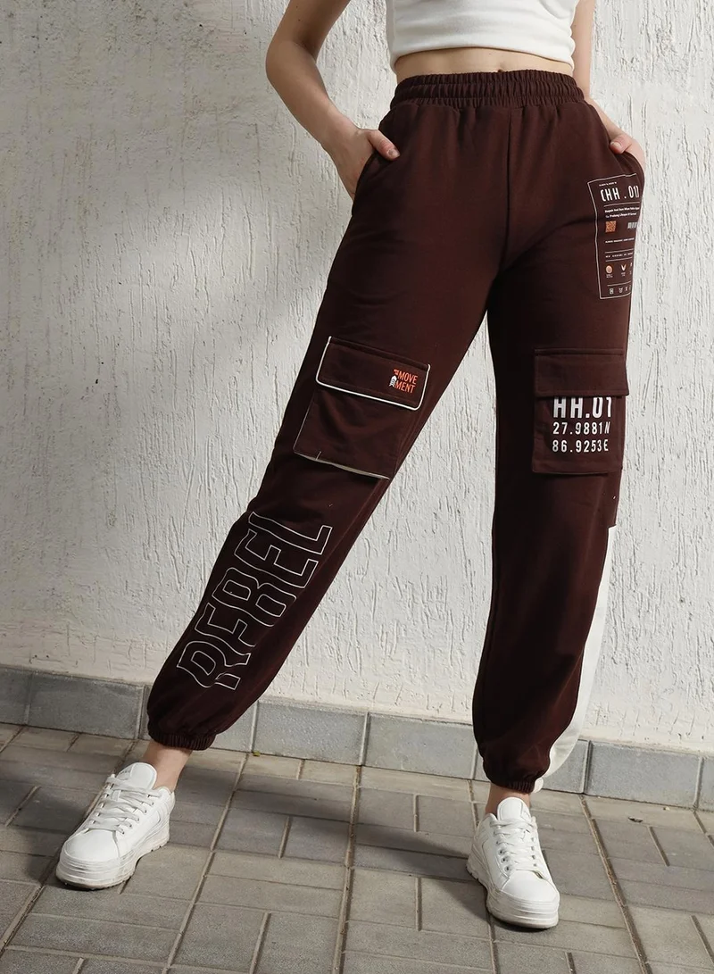 Women's High-Rise Relaxed Fit Typography Print Cargo Joggers Pink