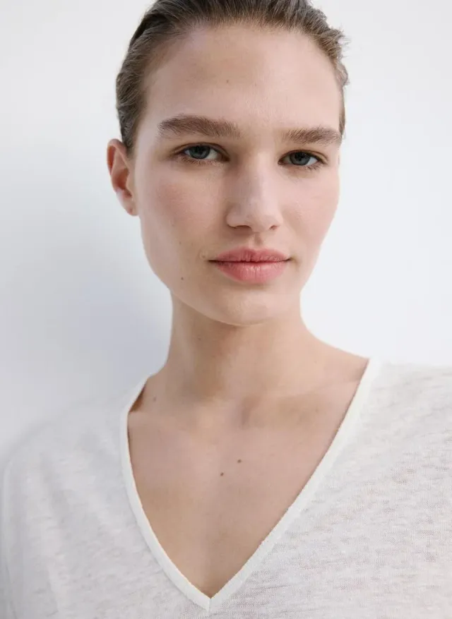 V-neck Linen T-Shirt – image 4