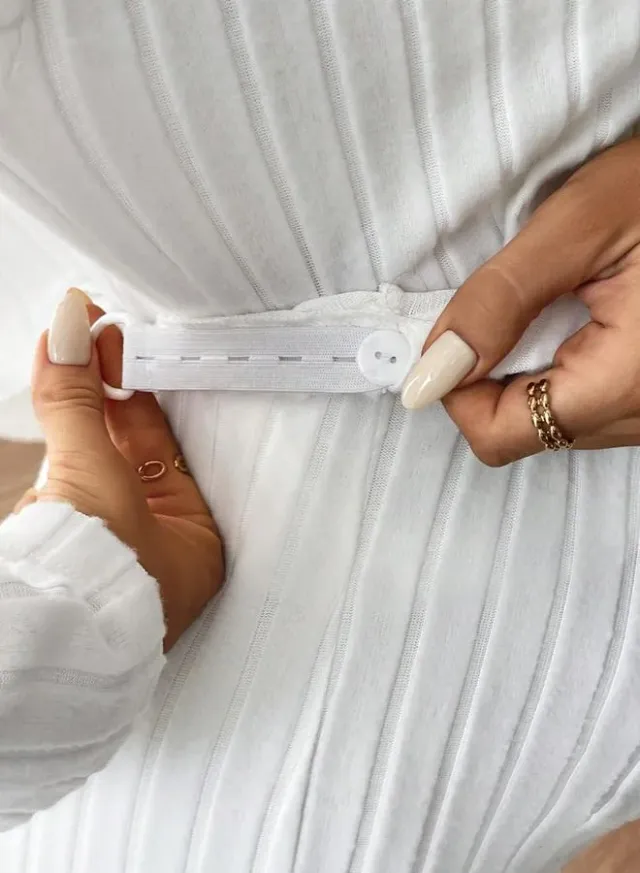 طقم للحوامل مضلع بتوب برقبة عالية وتنورة مرنة قابلة للتعديل – صورة 4