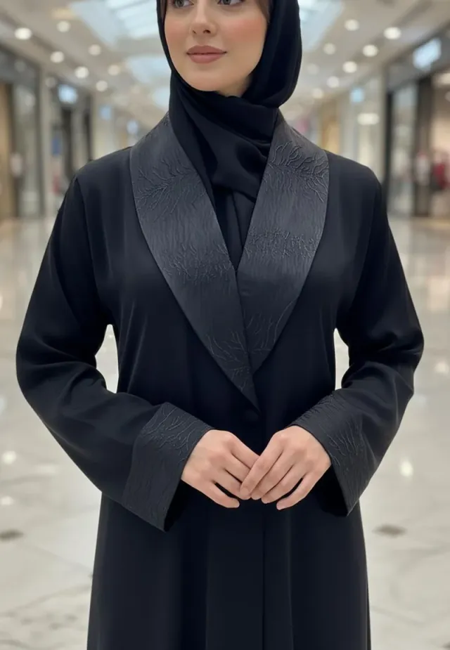 عباية توكسيدو بتفاصيل ساتان متباينة – صورة 4