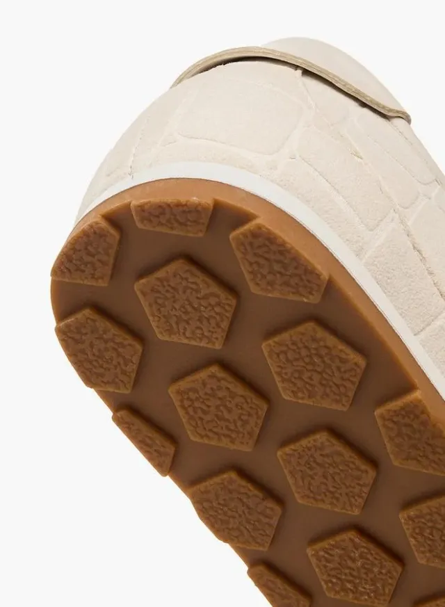 Women Textured Lace-Up Sneakers – صورة 5