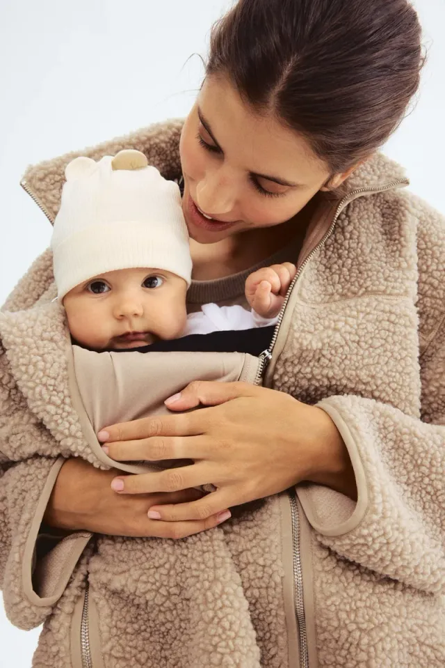 جاكيت لحمل الطفل منسوج من التيدي لفترة الحمل وما بعده من تشكيلة ماما – صورة 4