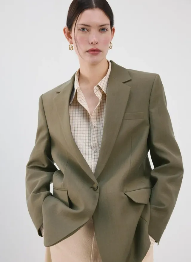Straight suit jacket with lapel pockets