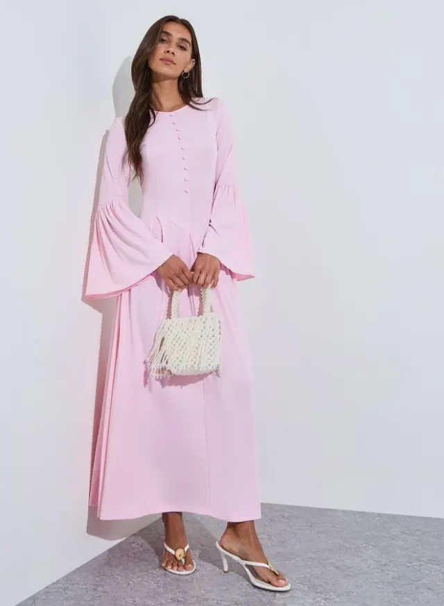 فستان ماكسي بقصة A وتفاصيل أزرار وأكمام طويلة واسعة - وردي