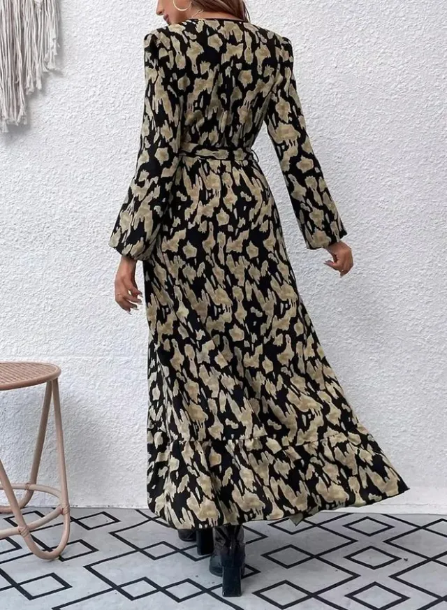 فستان ميدي بحافة واسعة وطبعة زهور لون أسود – صورة 2