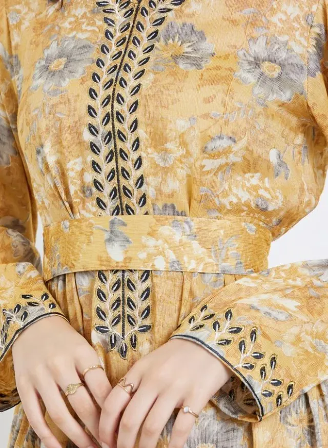 جلابية بطبعة زهور مع تطريز دانتيل ذهبي – صورة 4
