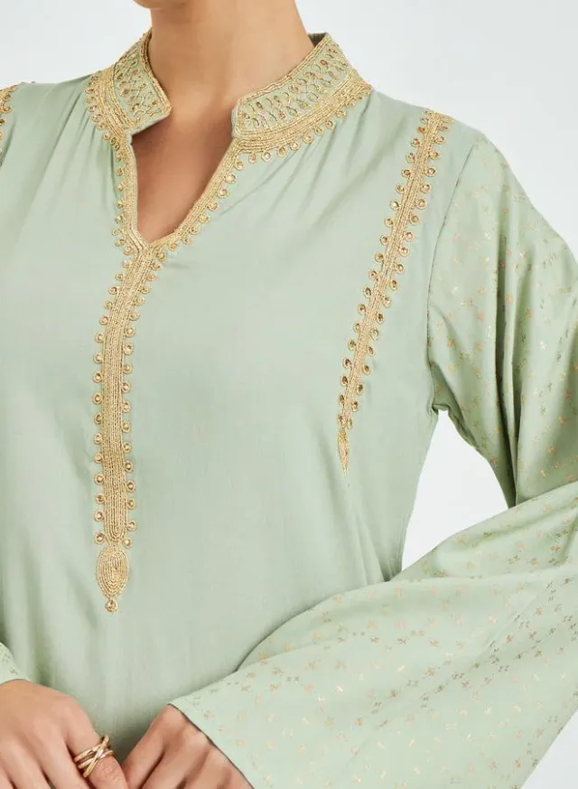 جلابية مزينة بكسرات وتفاصيل دانتيل – صورة 4