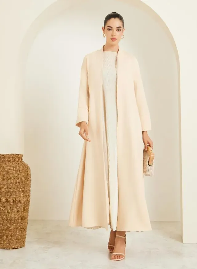 عباية بتفاصيل بارزة الملمس