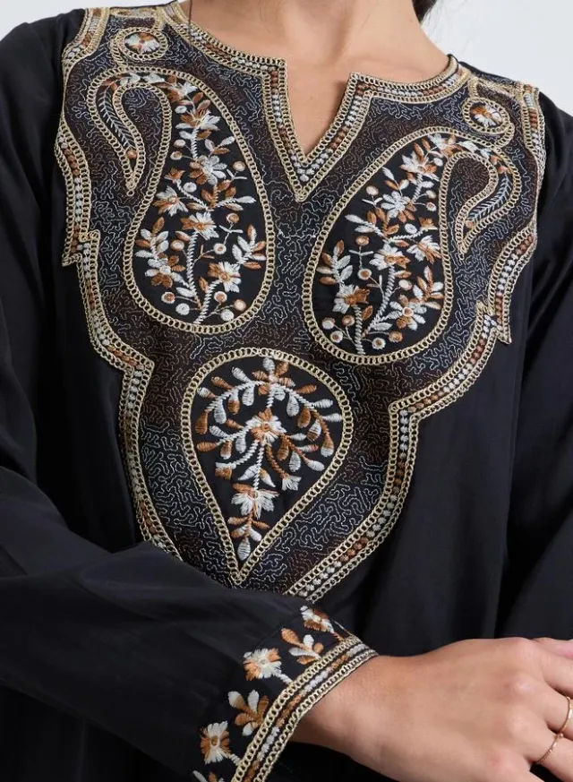 Black Thread Embroidery Notch Neck Jalabiya – image 4