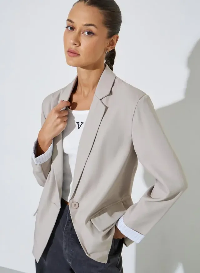 Beige Solid Single Breasted Pocket Details Regular Fit Blazer