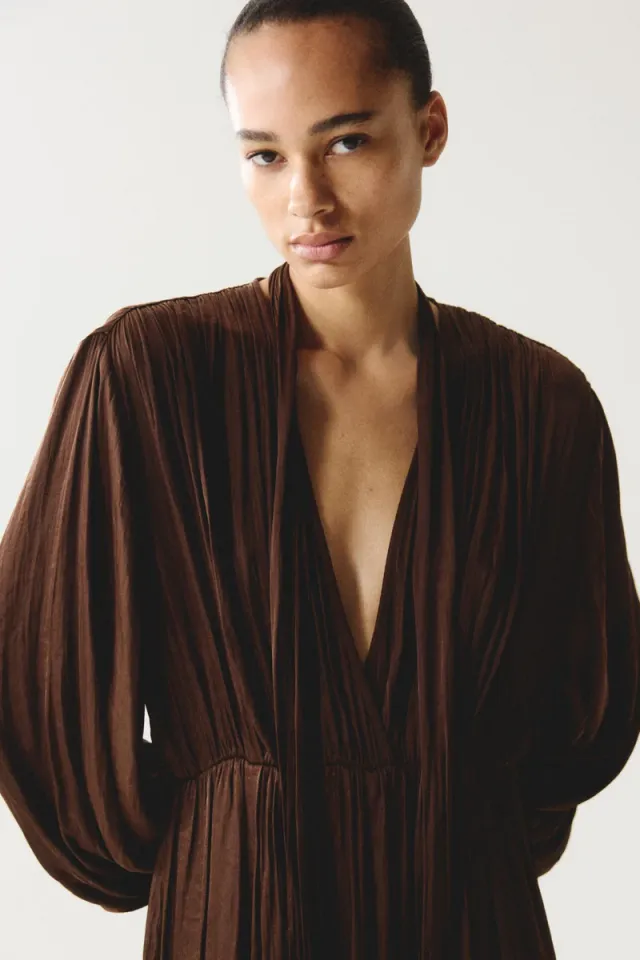 فستان ساتان بياقة وشاح – صورة 2