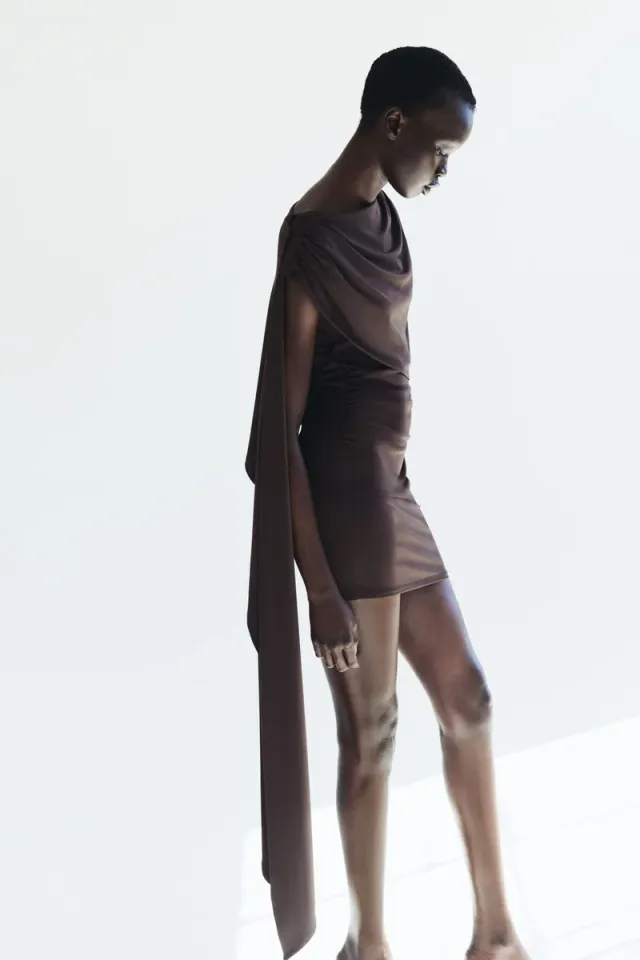 Cape-detail draped dress – image 3
