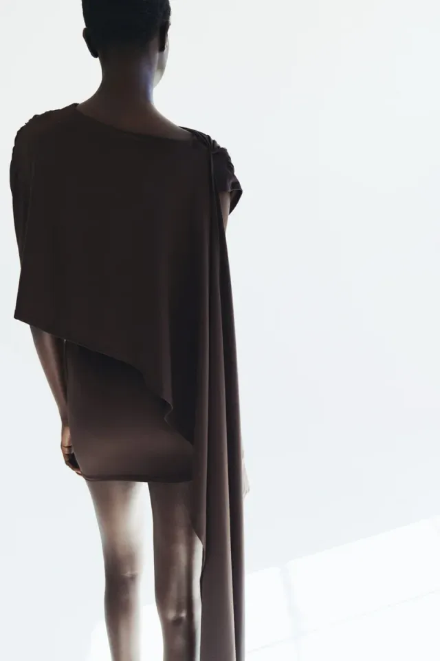 Cape-detail draped dress – image 4