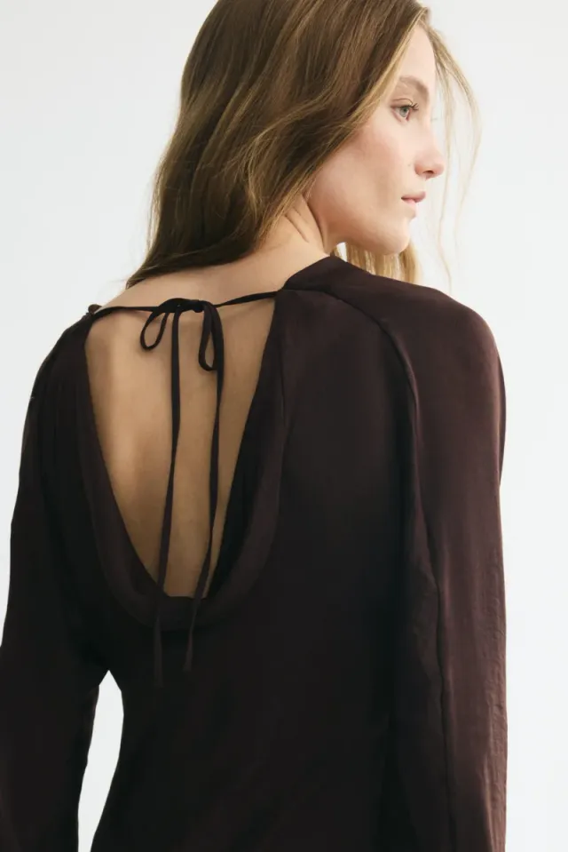 Flared-skirt cowl-neck dress – image 3