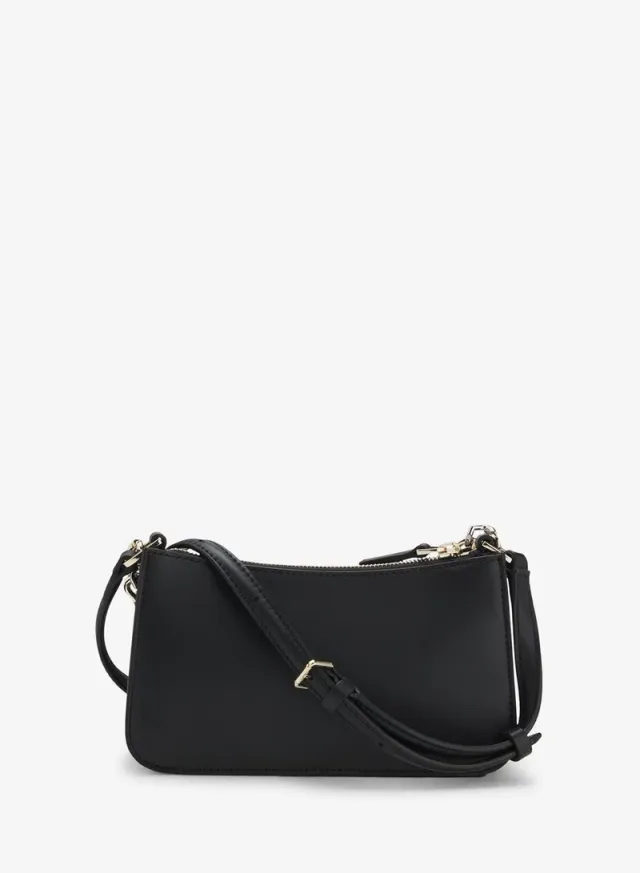 Faux-leather crossbody bag with decorative chain – صورة 2