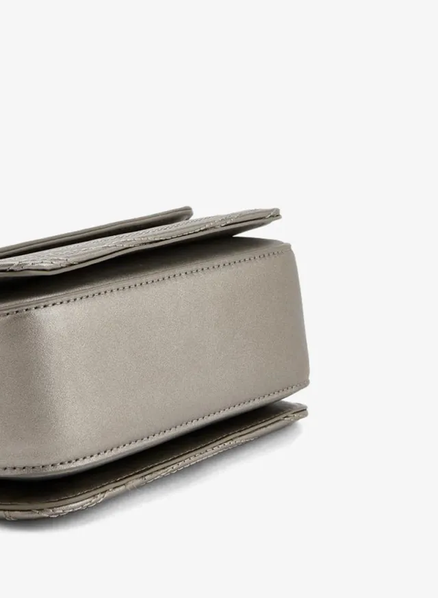 Textured Crossbody Bag With Chain Strap – صورة 6