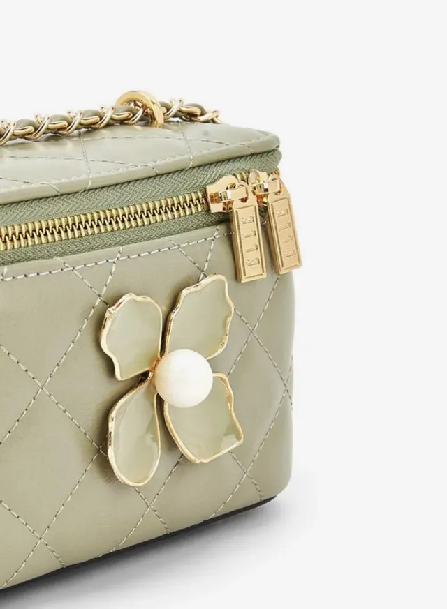 Quilted Crossbody Bag With Floral Accent – صورة 4