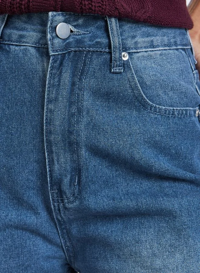 جينز بقصة أرجل مستقيمة وخصر عالي